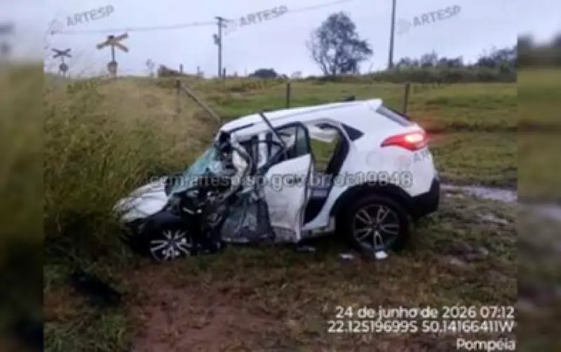 Acidente entre carro e ambulância deixa quatro feridos em Pompeia
