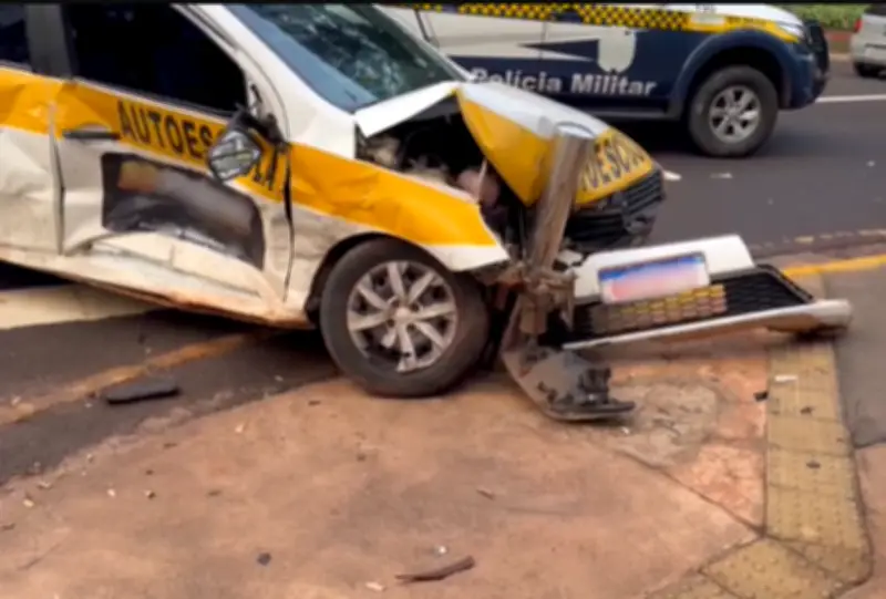 Acidente entre carro e autoescola deixa aluno ferido em Campo Grande
