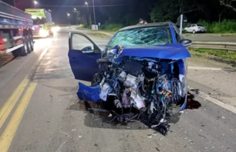 Acidente entre carro e carreta deixa três feridos na BR-393 em Mendes
