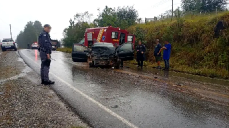 Acidente entre carro e carreta em Itapeva deixa dois feridos