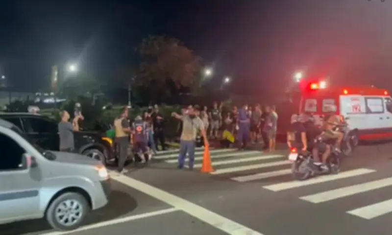 Acidente entre carro e motos deixa 3 feridos em Manaus