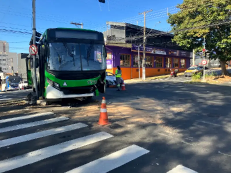 Acidente entre carro e ônibus deixa 4 feridos em Campinas