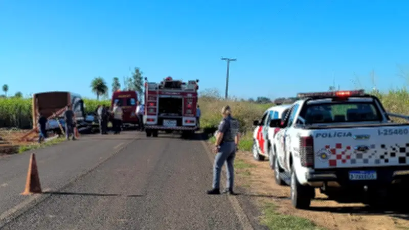 Acidente entre carro e ônibus mata duas pessoas em Paulicéia (SP)