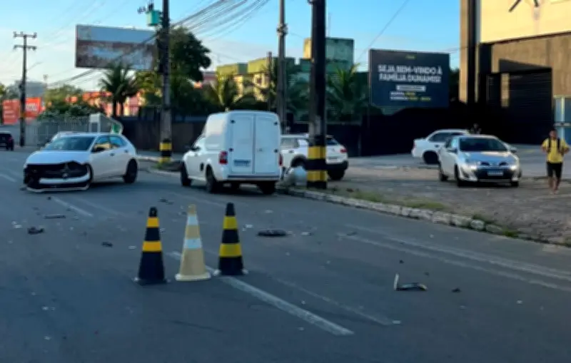 Acidente entre carros causa lentidão na Avenida Jerônimo de Albuquerque em São Luís