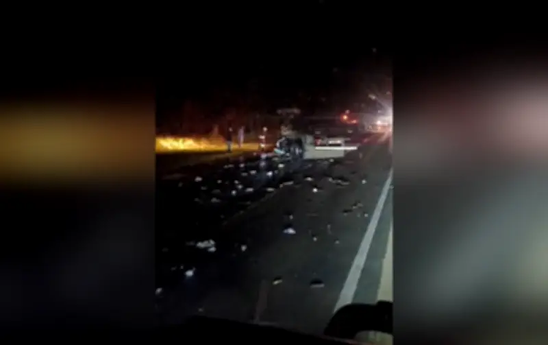 Acidente entre dois caminhões e carreta deixa ferido em Capão Bonito