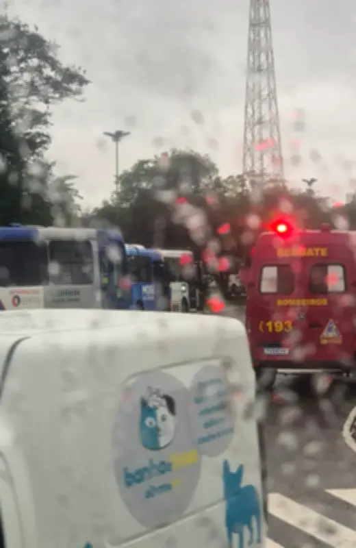 Acidente entre dois ônibus e carro interdita avenida em Mogi das Cruzes