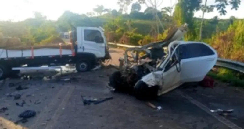 Acidente na BR-230 deixa dois mortos em colisão frontal no Pará