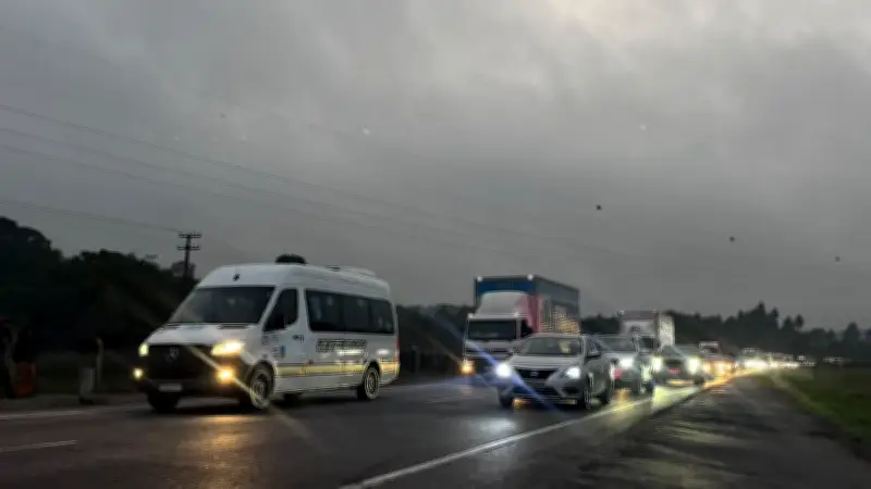 Acidente na BR-277 em Campo Largo deixa trânsito lento e congestionamento de 10 km