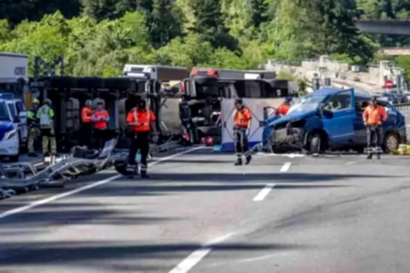 Acidente na Espanha mata cinco policiais em colisão com caminhão-tanque
