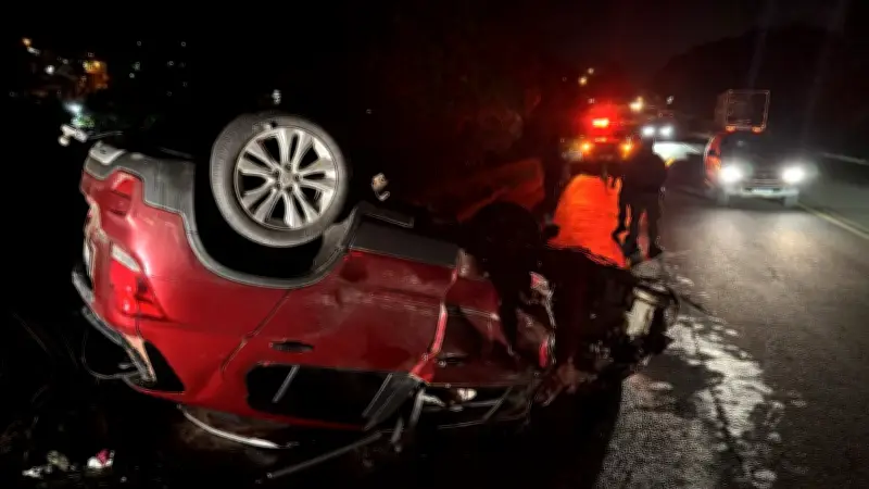 Acidente na RS-118: carro capota e caminhão atinge serralheria