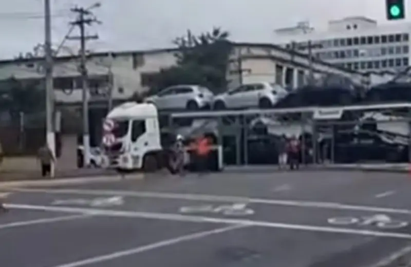 Acidentes em Niterói: caminhão derruba poste e colisão afeta trânsito