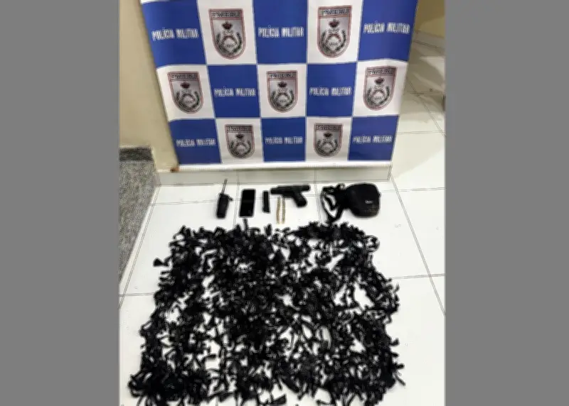 Adolescente é apreendido com mil papelotes de crack e pistola em Saquarema