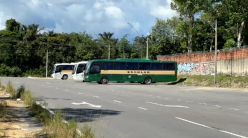 Adolescente de 13 anos morre atropelado ao descer de ônibus escolar em Manaus