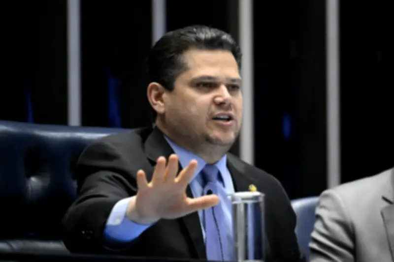 Alcolumbre nega ter recebido US$ 30 milhões de ex-banqueiro