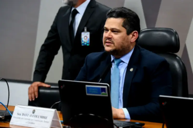 Alcolumbre reclama de pressão e nega ser 'carimbador' da PEC 6×1