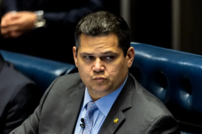 Alcolumbre sinaliza mudanças na PEC do fim da escala 6x1 no Senado