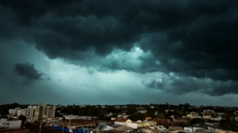 Alerta de temporal em Foz do Iguaçu chega 40 min após chuva