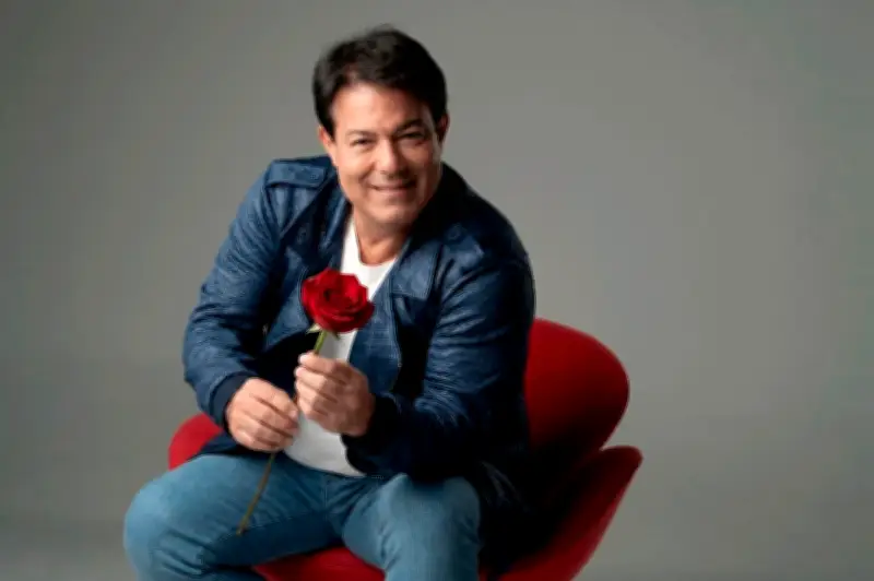 Alex Cohen interpreta Roberto Carlos no Teatro Fashion Mall em agosto