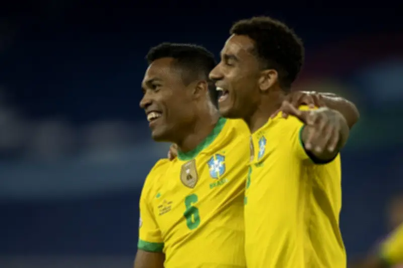 Alex Sandro e Danilo abrem porta para retorno ao Porto