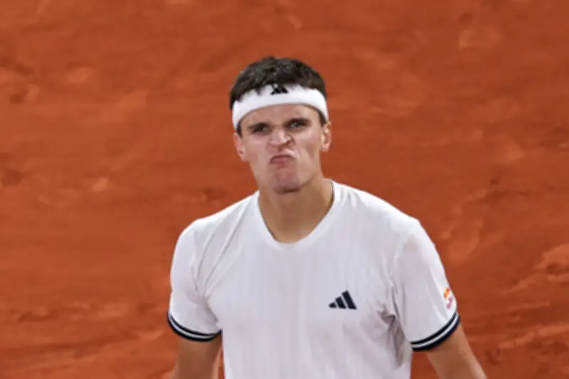 Algoz de João Fonseca, Mensik sofre cãibras em coletiva após vitória em Roland Garros