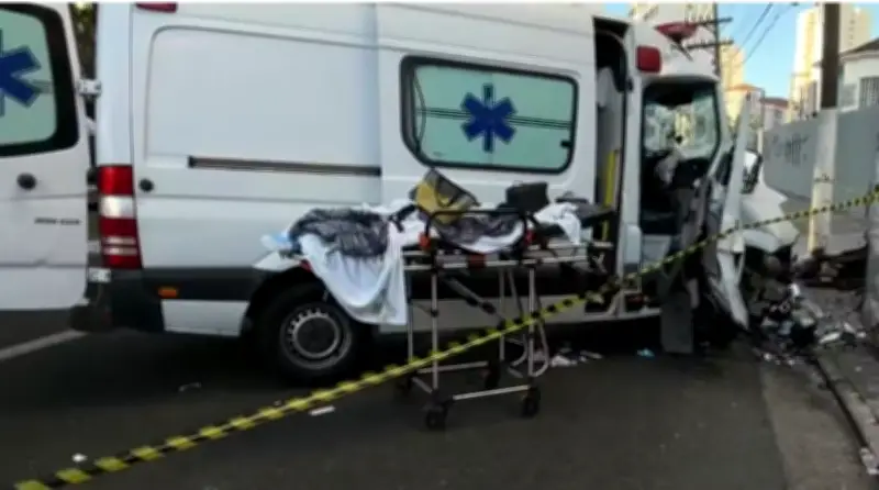Ambulância bate em poste na Mooca e mata paciente idosa em São Paulo