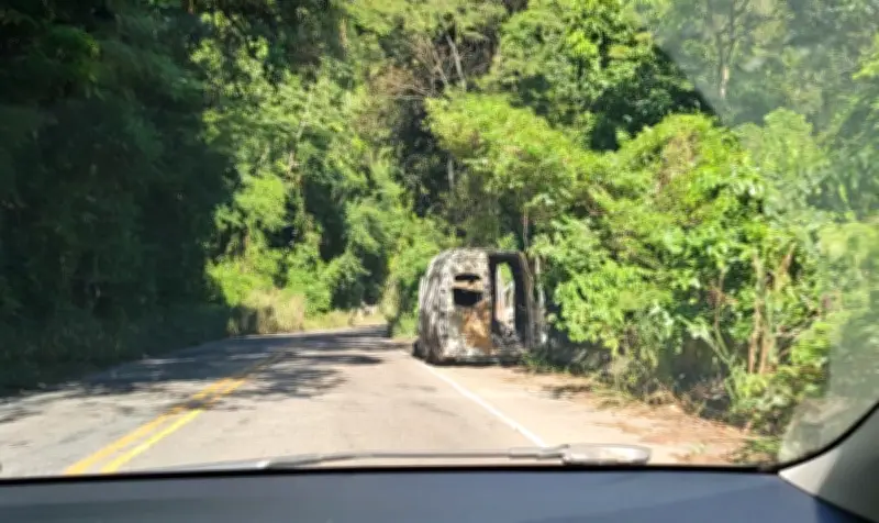 Ambulância pega fogo na RJ-106 entre Maricá e Saquarema