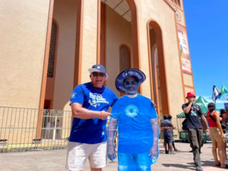 Amigo que nunca foi a Parintins vira totem em festival após 33 anos