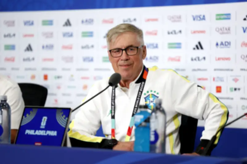 Ancelotti concede coletiva após atraso de voo antes de Brasil x Escócia