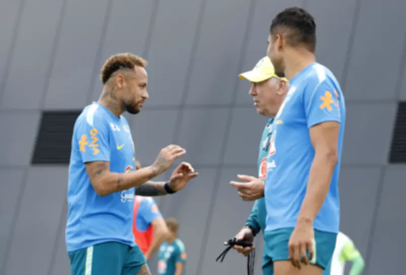 Ancelotti testa Neymar como falso 9 em amistoso contra Escócia