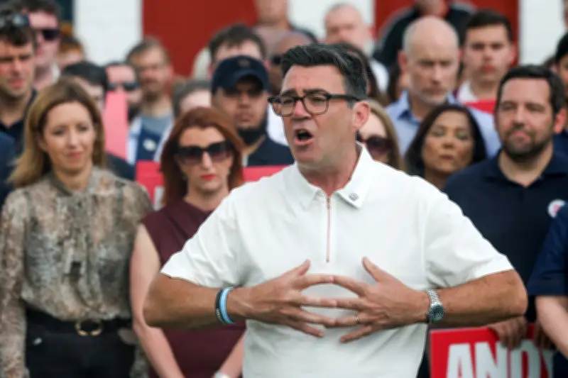 Andy Burnham vence eleição e desafia Starmer por liderança trabalhista