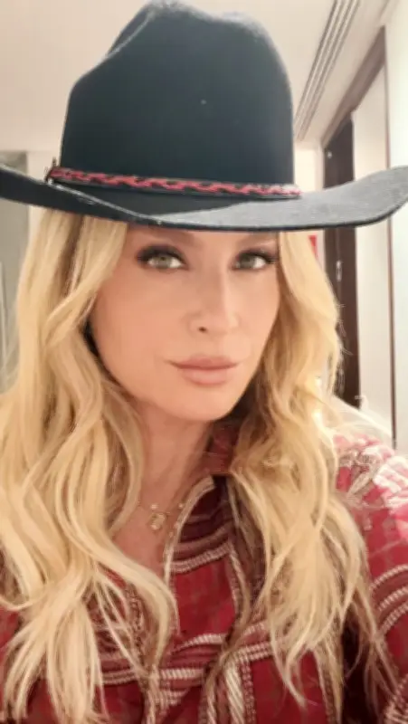 Angélica usa minivestido xadrez em festa junina de Anitta