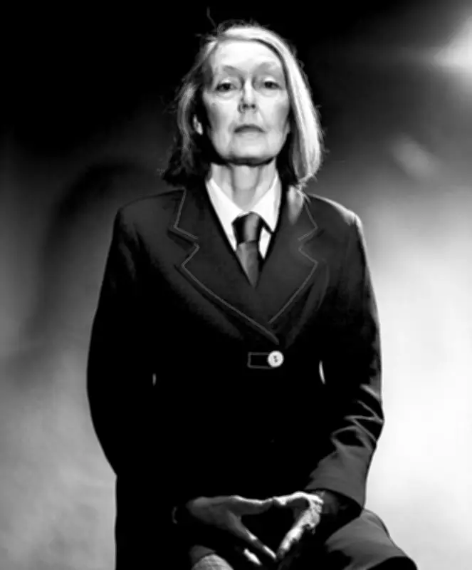 Anne Carson: a poética do cotidiano entre Homero e a televisão