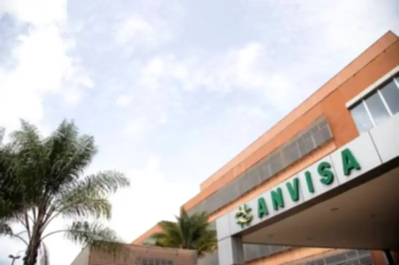 Anvisa proíbe propaganda do 'chip da beleza' e alerta para riscos à saúde