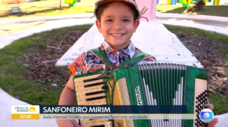 Aos 11 anos, garoto aprende sanfona sozinho e vai tocar no São João de Maceió