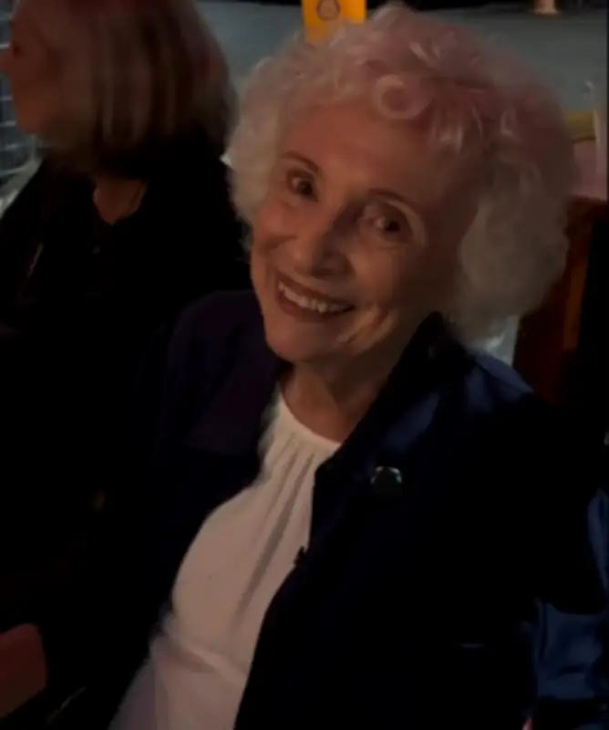 Aos 93 anos, idosa vira fenômeno nas redes ao curtir jazz no Rio
