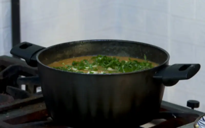 Aprenda a fazer caldo de mandioca com frango para o inverno