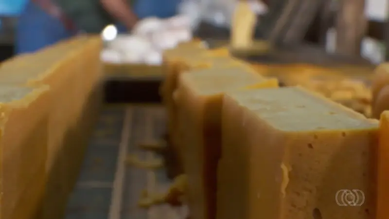 Aprenda a fazer rapadura artesanal com produtor de Goiás