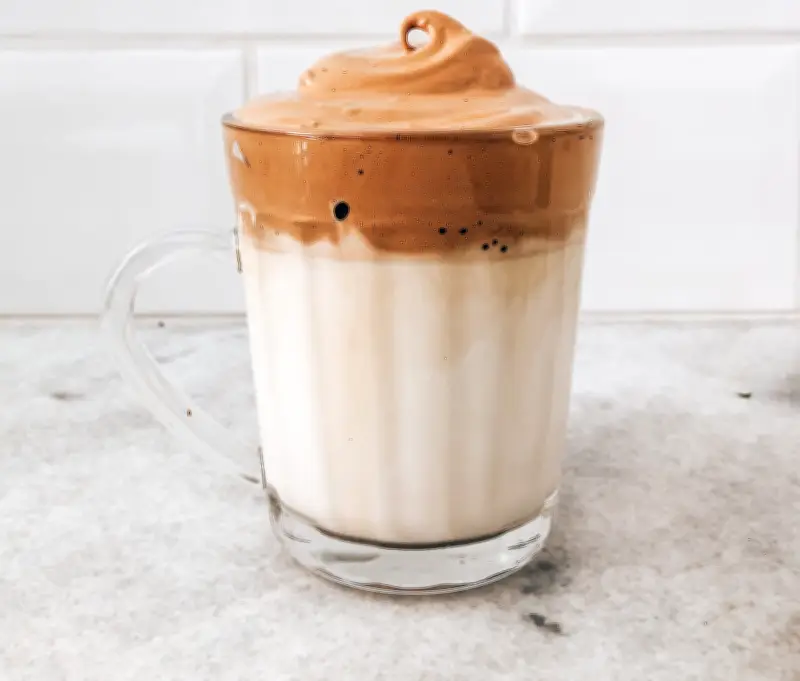 Aprenda a preparar Dalgona Coffee, o café cremoso coreano