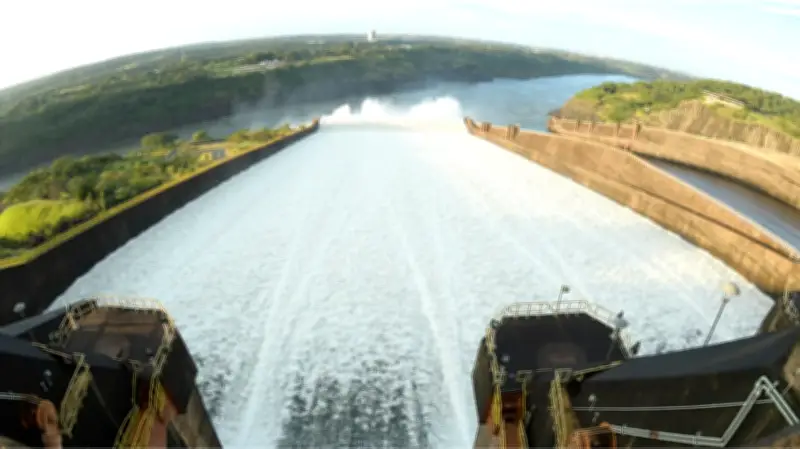 Após 7 meses, Itaipu abre vertedouro para controlar nível do reservatório