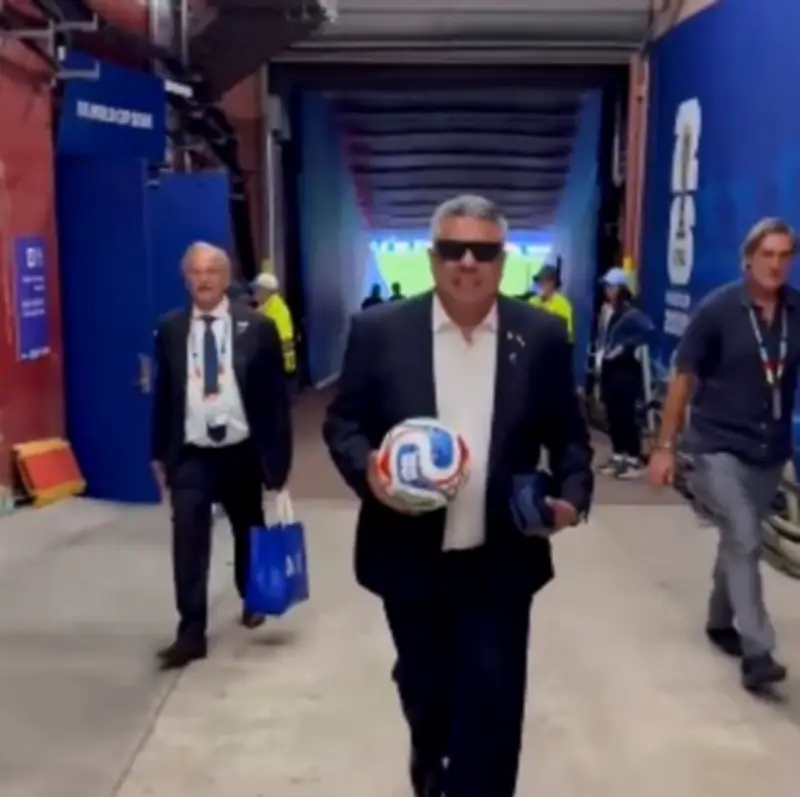 Após hat-trick de Messi, presidente da AFA leva bola e brinca: 'Uso o que quiser'