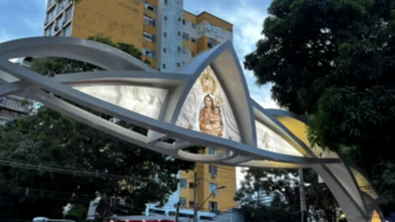 Arcos do Círio 2026 são reinstalados com nova identidade visual em Belém