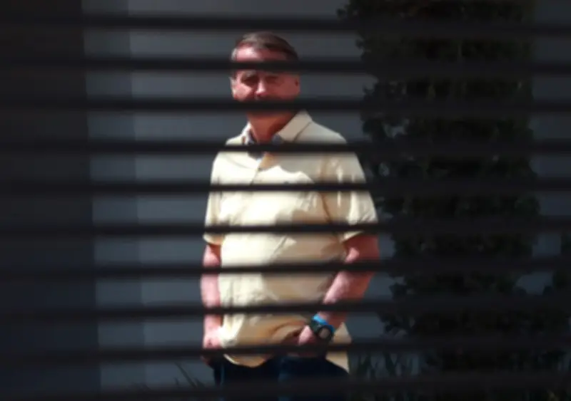 Arma de Bolsonaro é apreendida em blitz no DF com militar do GSI