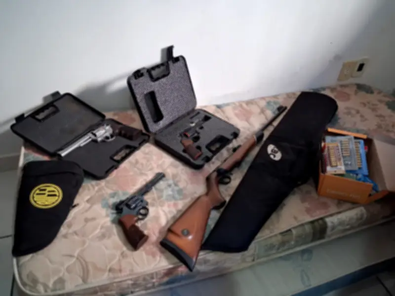 Armas de colecionador apreendidas em caso de violência doméstica em SP