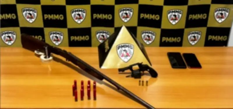 Armas, munições e moto adulterada apreendidas em Carbonita; dois presos