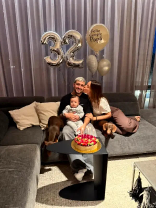 Arrascaeta celebra 32 anos com mulher e filho antes de jogar pelo Uruguai