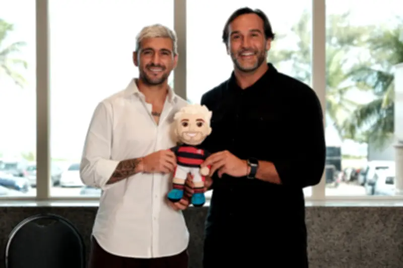 Arrascaeta vira 'Arrasquinha' em projeto infantil com pelúcia e série animada