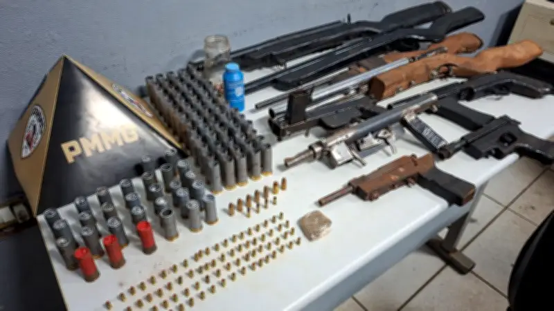 Arsenal de armas artesanais apreendido em Patos de Minas; jovem preso