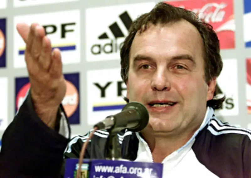 As loucuras de Marcelo Bielsa: espionagem, granada e faxina