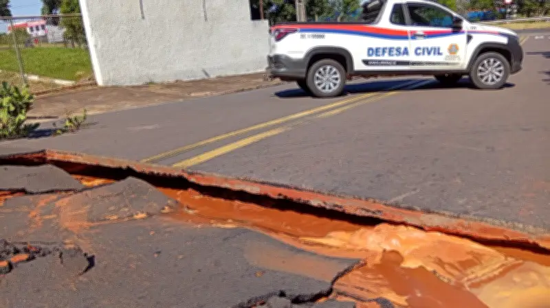 Asfalto afunda e interdita rua na Vila Formosa em Presidente Prudente