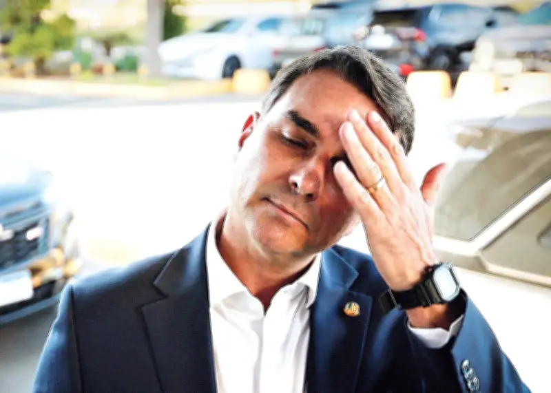 Assessores de Flávio Bolsonaro preveem queda leve na nova Quaest